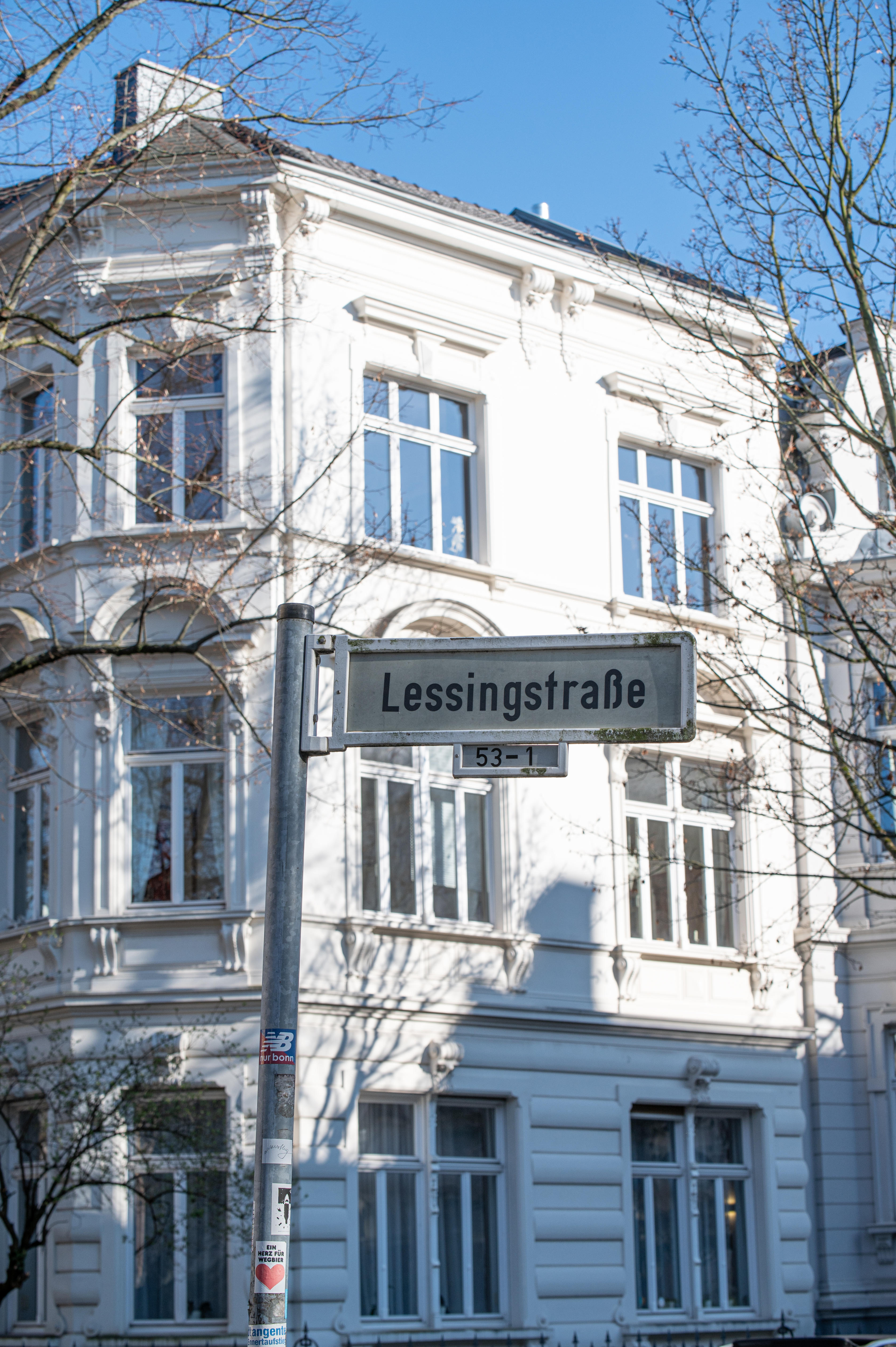 Ein Straßenschild mit Aufschrift „Lessingstraße“ vor einer weißen Häuserfassade der Bonner Südstadt.