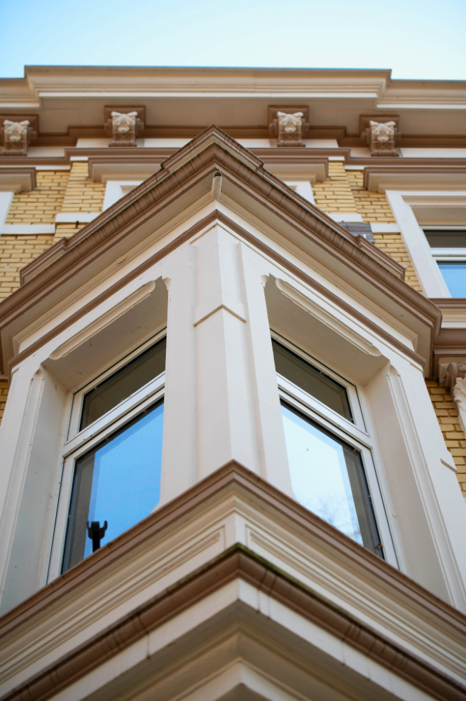 Ein Erker mit Fenstern, als Teil einer Fassade eines Altbauhauses.