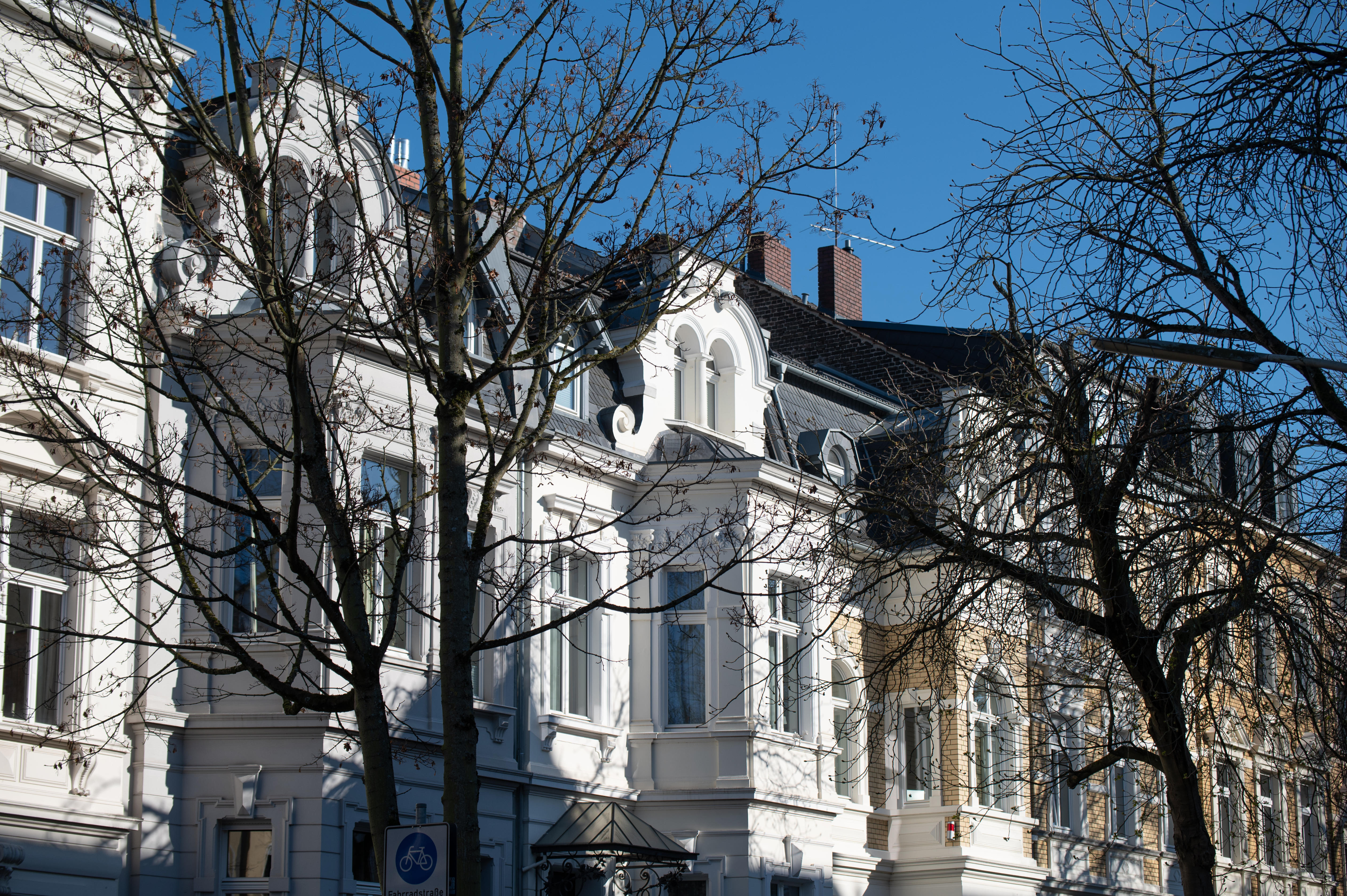 Eine Häuserfront von Altbauhäusern unter blauem Himmel in der Bonner Südstadt